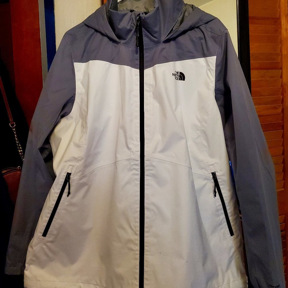 THE NORTH FACE WOMEN'S RESOLVE PLUS JACKET - White